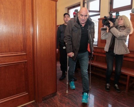 Ценко Чоков напусна ареста – лошо му е, болен е. Ще си спи вкъщи!