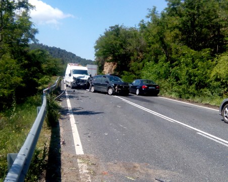 Верижна катастрофа затапи Е-79 край Кресна, има пострадал