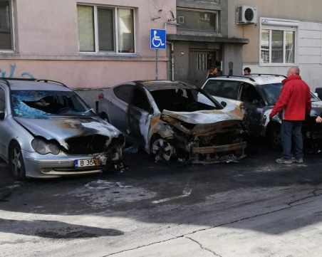 Запалиха посред нощ кола във Варна, покрай нея изгоряха още две