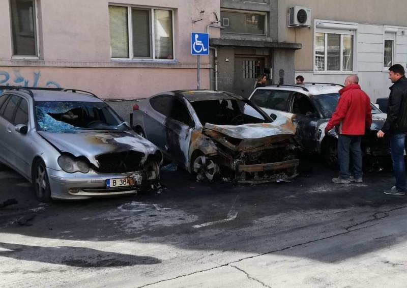 Запалиха посред нощ кола във Варна, покрай нея изгоряха още две