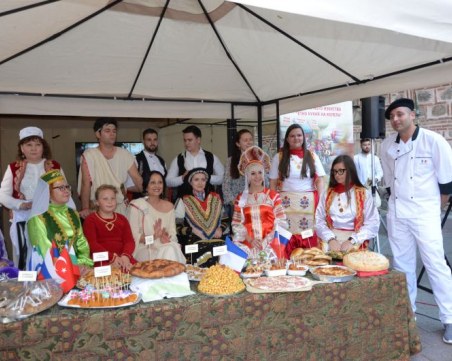 12 етно кухни изкушават пловдивчани със специалитети на кулинарен фест