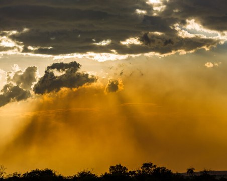 Мъгла от фин прах от Сахара покри страната ни. Даже се увеличава!