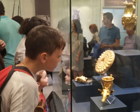 Пловдивчани се редят на опашки, за да зърнат големите златни съкровища на България