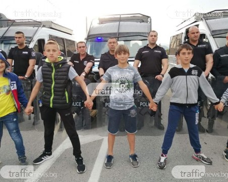 Деца застанаха пред жандармеристите в Кърнаре
