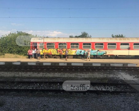 Гаджето на девойката, хвърлила се пред влак край Пловдив, скочило след нея
