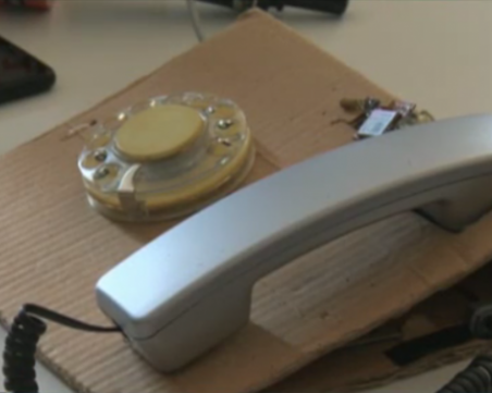 Иновация: Ученици изобретиха ретро телефон със СИМ карта