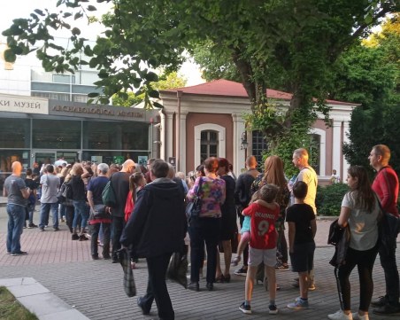 Пловдивчани извиха дълга опашка пред Археологическия заради златните съкровища