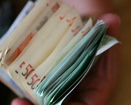 Реалността: Синът и щерката зад граница издържат мама и тате тук