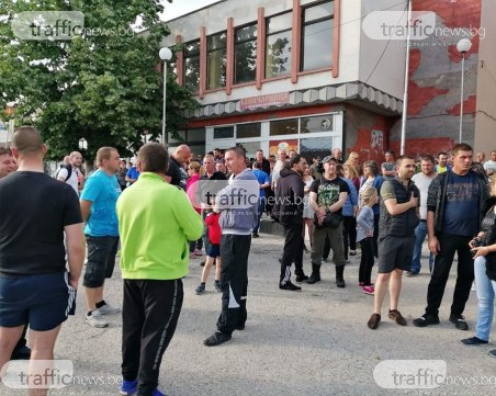 Жителите на Кърнаре отново на протест! Искат да бъдат бутнати ромските къщи