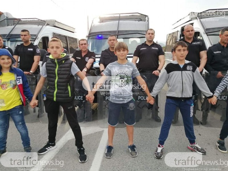 Деца застанаха пред жандармеристите в Кърнаре