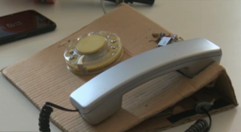 Иновация: Ученици изобретиха ретро телефон със СИМ карта