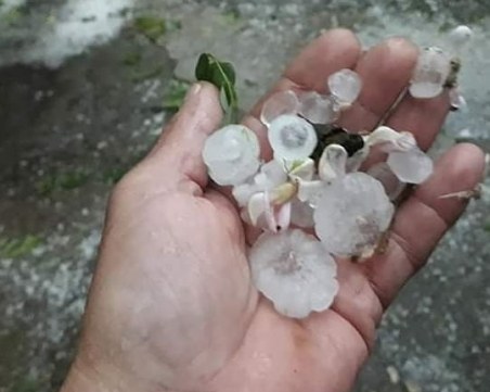 Ледени късове с големина на лешник се изсипаха от небето