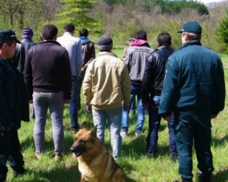 Каналджии натъпкаха 18 афганистанци в две коли, хванаха ги