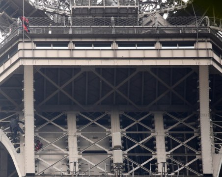 Мъж се покатери на Айфеловата кула, полицията отцепи района