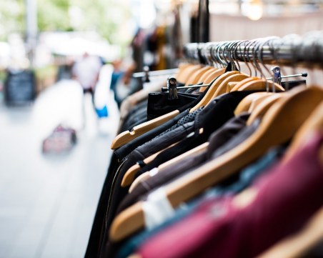 Откраднаха дрехи за 90 000 лв. от склад в Момчиловци