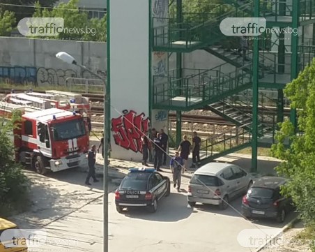 Отпадъци пламнаха в изоставен кантон в Пловдив, полиция и пожарни са на място