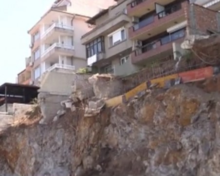 Подозрителен градеж в Созопол: Строят на скала, на метри от морето…