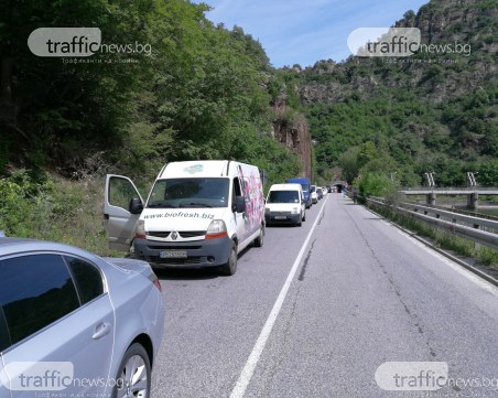 Поредна тапа край Бачково, колоната от автомобили започва от Асеновград