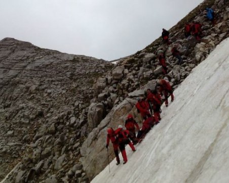 Пожарникари и лекари търсят пострадал българин в Олимп