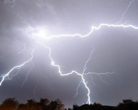 Синоптиците с предупреждение за днес: Идва буря, с мълнии и градушка