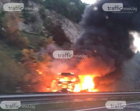 Товарен автомобил в пламъци на автомагистрала 