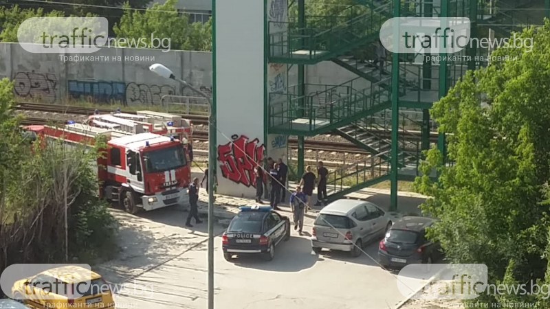 Отпадъци пламнаха в изоставен кантон в Пловдив, полиция и пожарни са на място