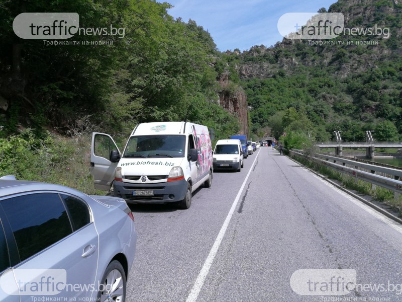 Поредна тапа край Бачково, колоната от автомобили започва от Асеновград
