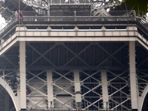 Мъж се покатери на Айфеловата кула, полицията отцепи района