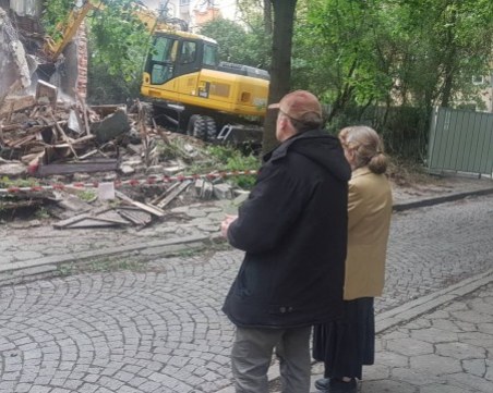 Имотната мафия остави брат и сестра на улицата! Багер довърши надеждата им