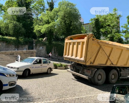 Камион счупи бариерата на Стария град, полицията е на място