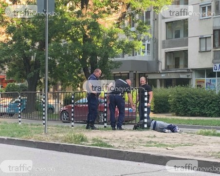Мъж припадна на булевард в Пловдив, униформени спряха да му помогнат