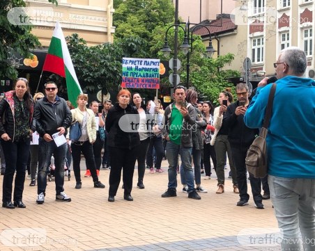 Недоволни родители протестираха срещу Националната стратегия за детето в София