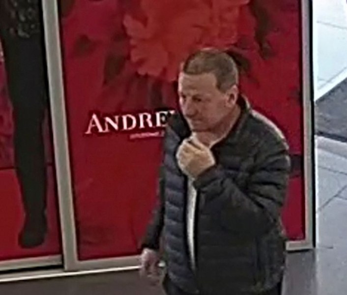 Познавате ли този мъж? Извършил е кражба от мол в Пловдив