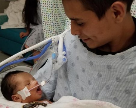 Чудо: 9-месечното бебе, което беше изрязано от убита родилка в Чикаго - в стабилно състояние