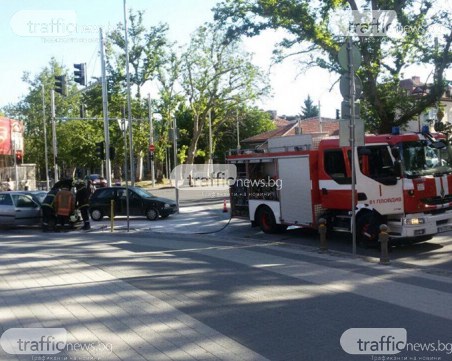Кола избухна в пламъци на централен булевард в Пловдив