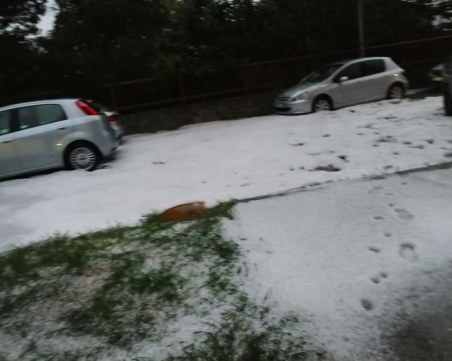 Лед покри Варна. 20-минутна градушка парализира морската ни столица