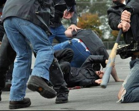 Масов бой в Карлово! Мъже и жени от два враждуващи рода се хванаха за гушите