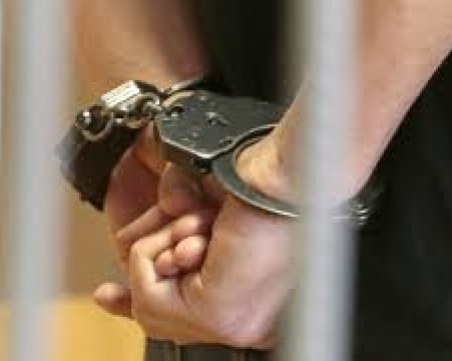 Мъж хвърли тротоарна плоча по кола в Тракия! Арестуваха го