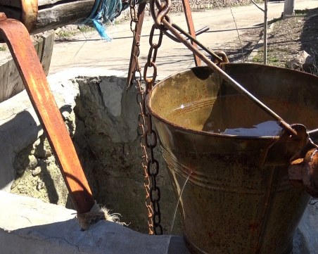 Мъж отишъл да поправи помпата на кладенеца си, паднал и се удавил