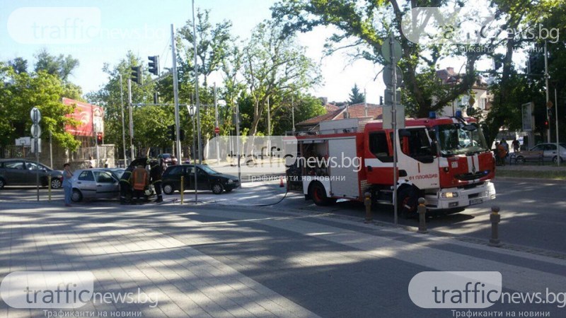 Кола избухна в пламъци на централен булевард в Пловдив