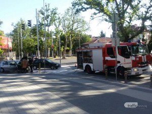 Кола избухна в пламъци на централен булевард в Пловдив