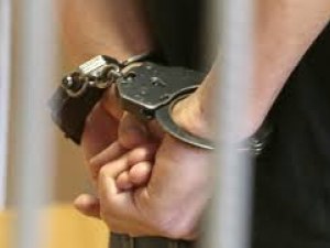 Мъж хвърли тротоарна плоча по кола в Тракия! Арестуваха го