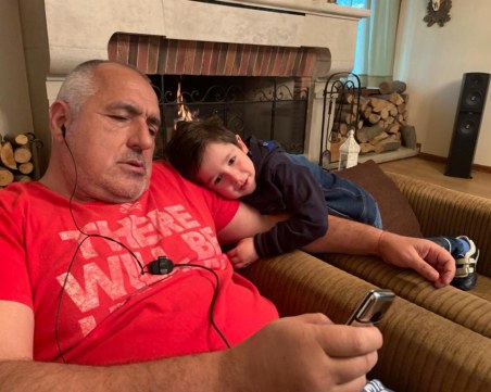 Бойко и Бойко... Премиерът си постна предизборно снимка с внучето