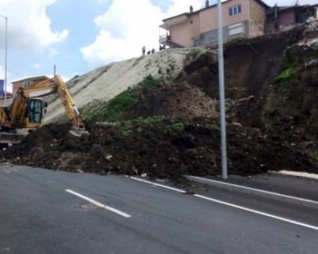 Свлачище по новия бул. 