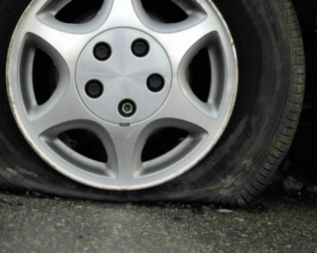 Три автомобили осъмнаха със спукани гуми на улица в Кършияка