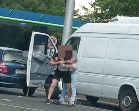 Юмруци на пловдивско кръстовище! Шофьори си спретнаха бой след скандал на пътя