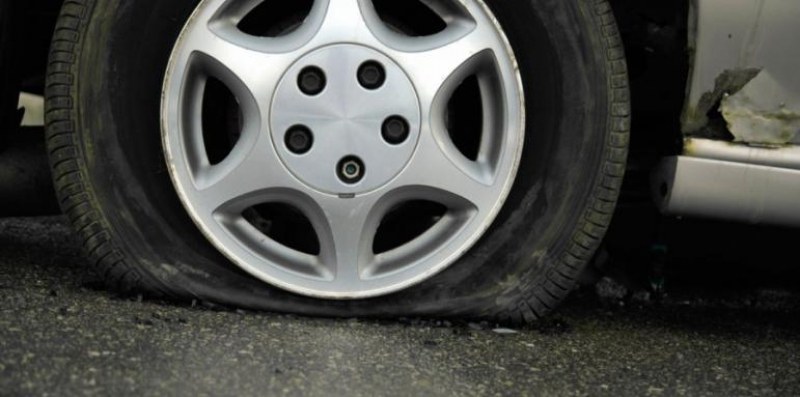 Три автомобили осъмнаха със спукани гуми на улица в Кършияка
