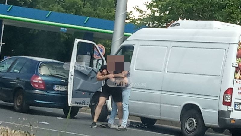 Юмруци на пловдивско кръстовище! Шофьори си спретнаха бой след скандал на пътя