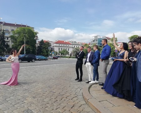 Тесла и трабант возят за бала в София. Свещеник хока шумни абитуриенти