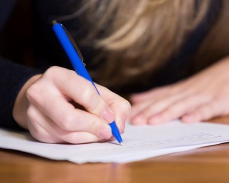 Хиляди зрелостници бесни на МОН заради тазгодишната матура по английски език